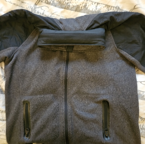 Burton zip up sweater Large but feels a bit smaller more like a medium - Picture 3 of 16